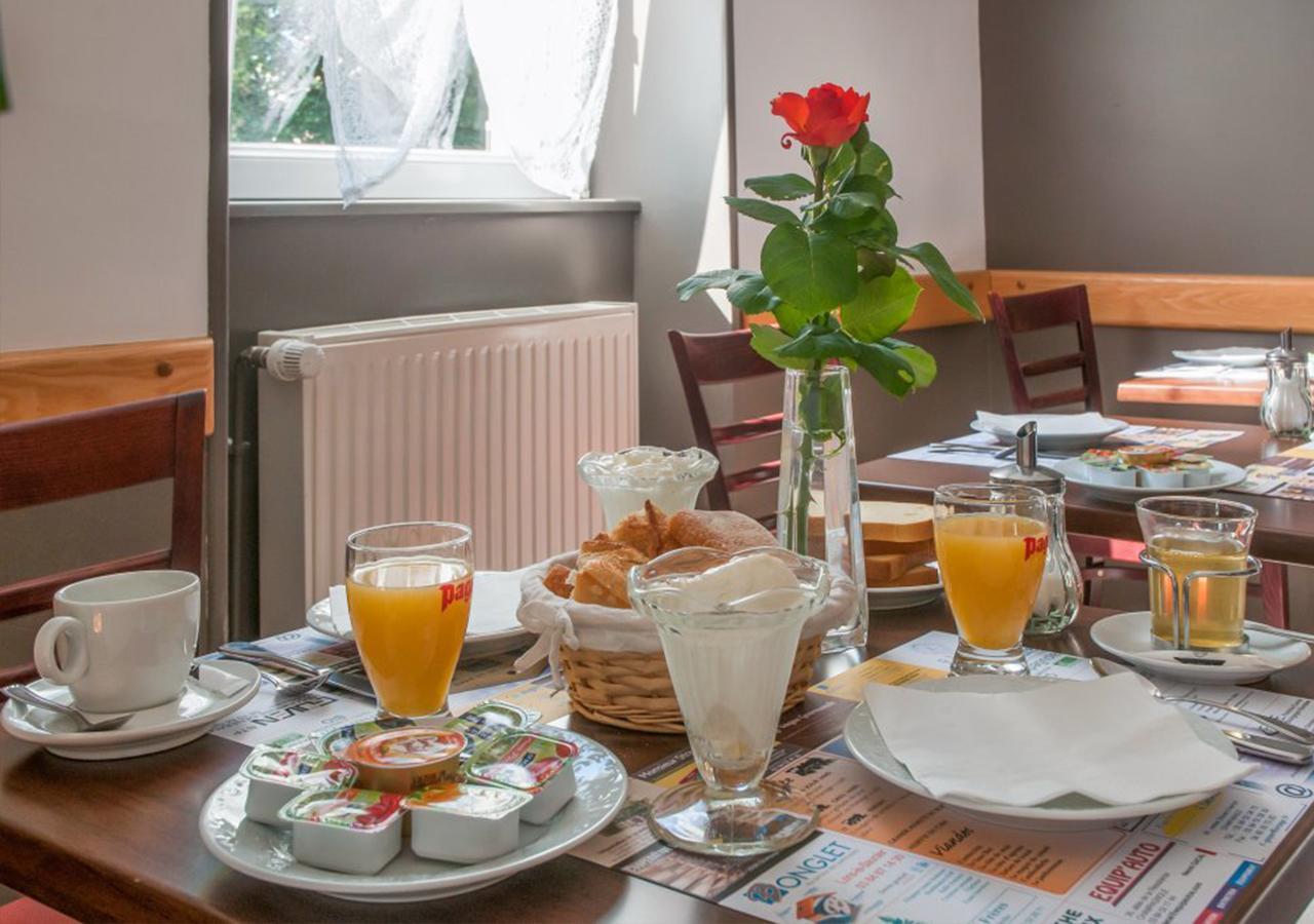 Cafe Hotel De La Gare Champagnole Eksteriør billede